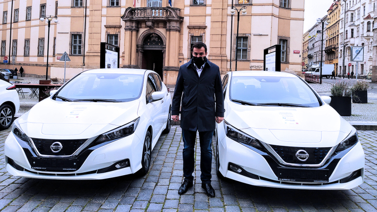 image-prague_received_new_nissan_electromobiles_they_will_serve_to_state-funded_organisations_of_the_capital_city